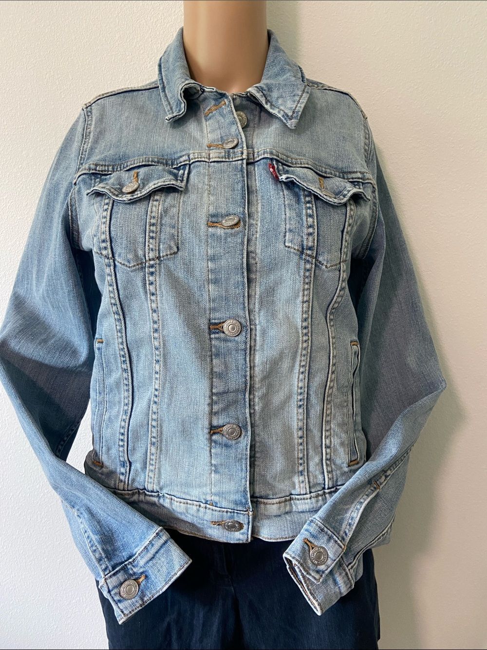 Women’s Levis light blue denim jacket Sz med